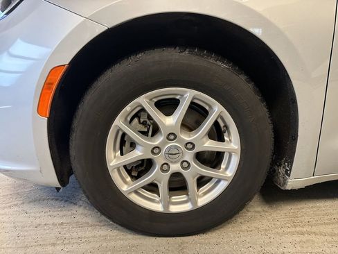 Used 2023 Chrysler Pacifica Touring-L image 3