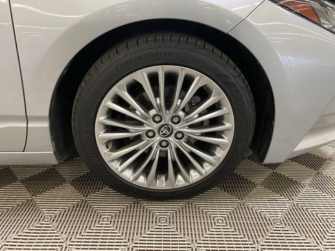Used 2019 Toyota Avalon Limited w/ Advanced Safety Package image 2