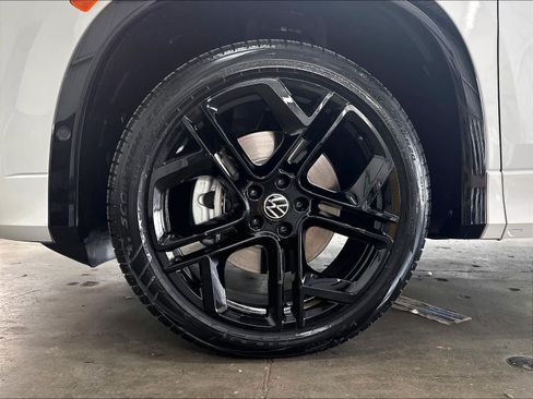New 2026 Volkswagen Tiguan SE R-Line FWD image 9