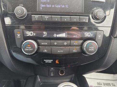 Used 2017 Nissan Rogue SV w/ Midnight Edition Package image 17