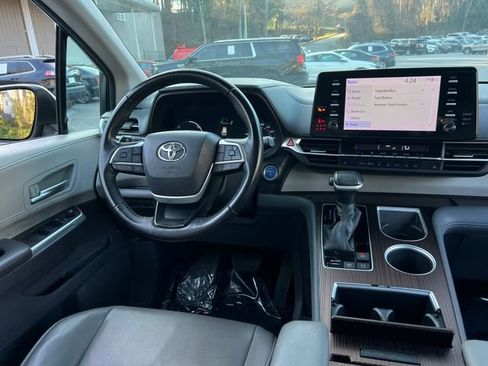 Used 2021 Toyota Sienna XLE image 16