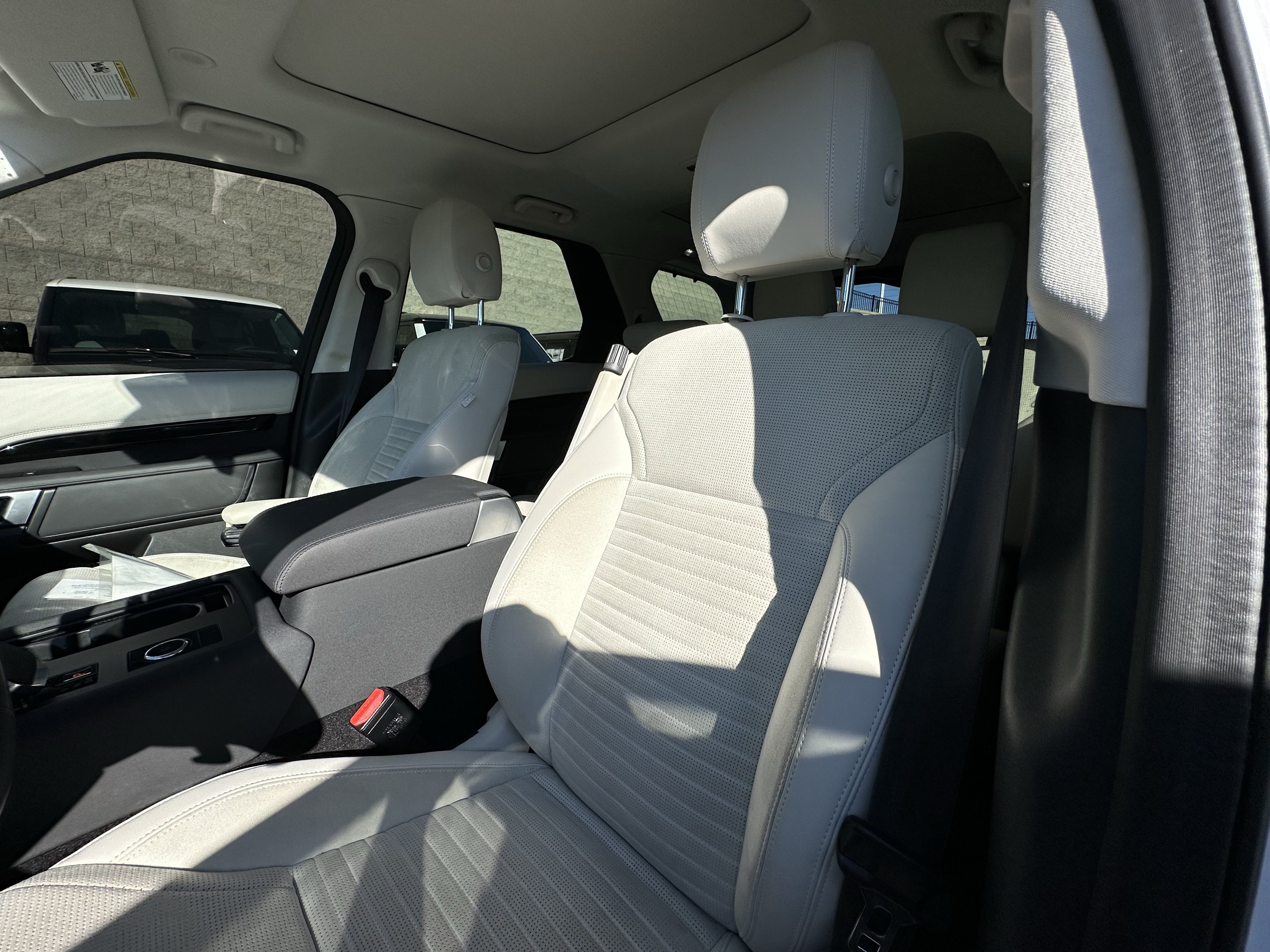 Certified 2023 Land Rover Discovery S AWD/4WD image 16