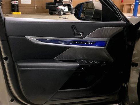 Used 2023 BMW 760i xDrive image 21