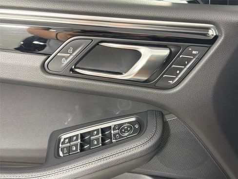 Certified 2026 Porsche Macan AWD/4WD image 30