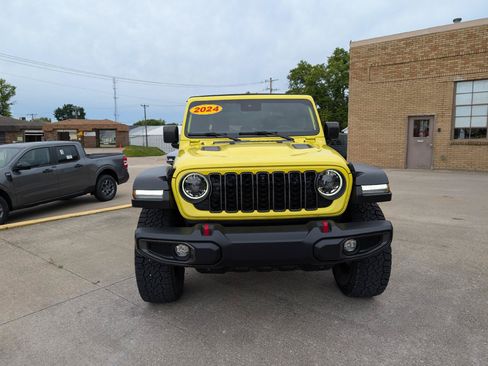 Used 2024 Jeep Gladiator Rubicon w/ Technology Group AWD/4WD image 3
