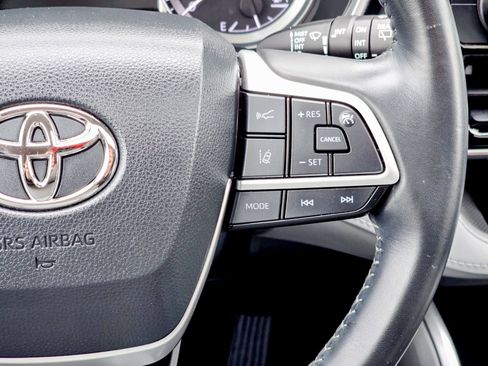 Used 2023 Toyota Highlander XLE image 31