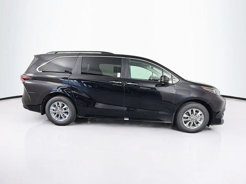 New 2026 Toyota Sienna XLE FWD image 10
