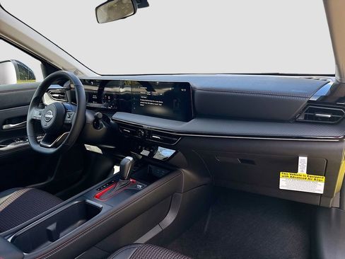 New 2025 Nissan Kicks SR image 28