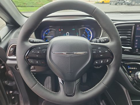 Used 2023 Chrysler Pacifica Limited w/ S Appearance Package FWD image 24