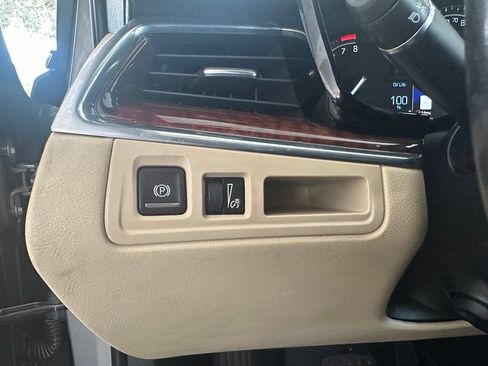 Used 2018 Cadillac XT5 Luxury w/ Driver Awareness Package FWD image 17