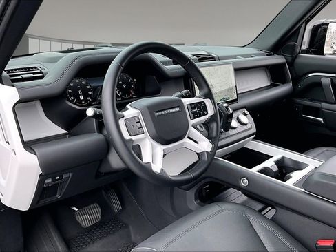 Used 2025 Land Rover Defender 110 X-Dynamic SE image 15