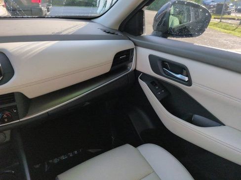 Used 2024 Nissan Rogue SV w/ SV Premium Package AWD/4WD image 16