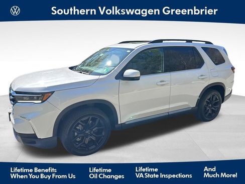 Used 2025 Honda Pilot Touring image 1