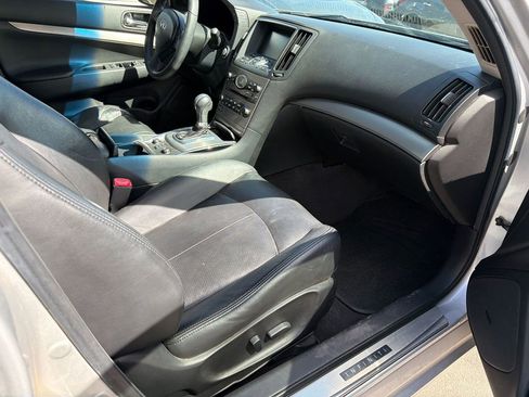 Used 2011 INFINITI G37 w/ Premium Pkg image 9