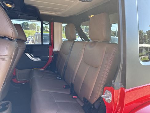 Used 2016 Jeep Wrangler Unlimited Sahara w/ Connectivity Group AWD/4WD image 30