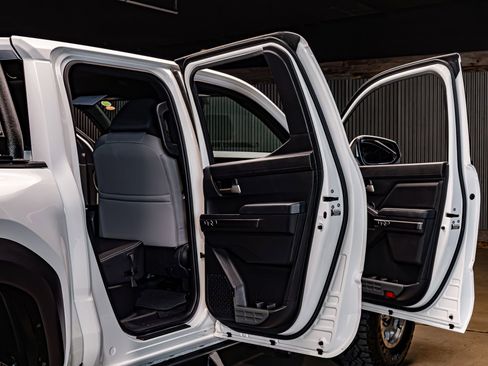 Used 2025 Toyota Tacoma TRD Off-Road image 30