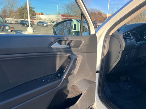 Used 2021 Volkswagen Tiguan SE w/ Panoramic Sunroof Package image 24
