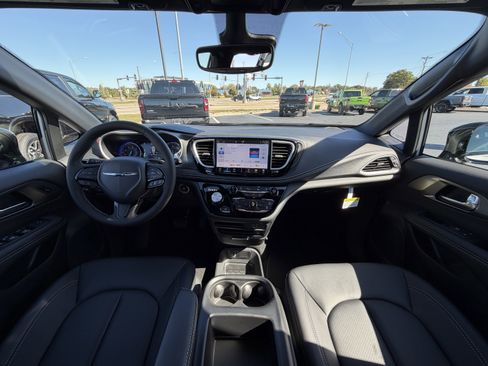 New 2026 Chrysler Pacifica Select image 13
