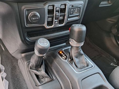 Used 2023 Jeep Wrangler Unlimited AWD/4WD image 12