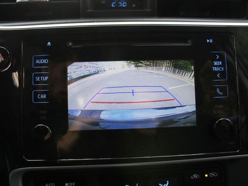 Used 2018 Toyota Corolla LE image 32