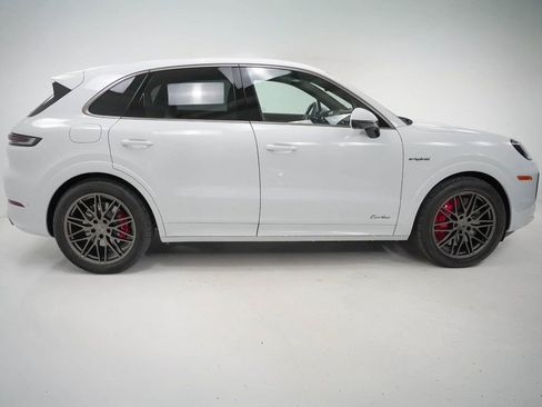 Certified 2025 Porsche Cayenne Turbo image 9