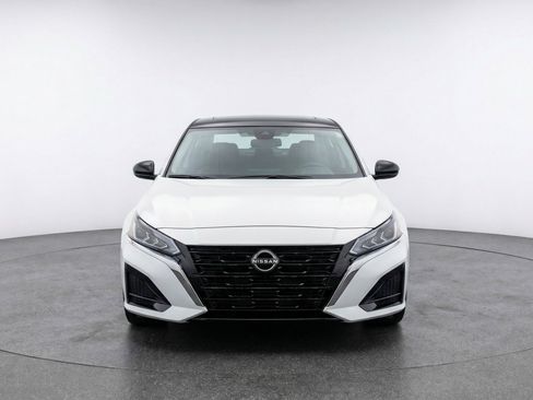 Used 2025 Nissan Altima 2.5 SV FWD image 2