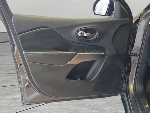 Used 2019 Jeep Cherokee Limited image 12