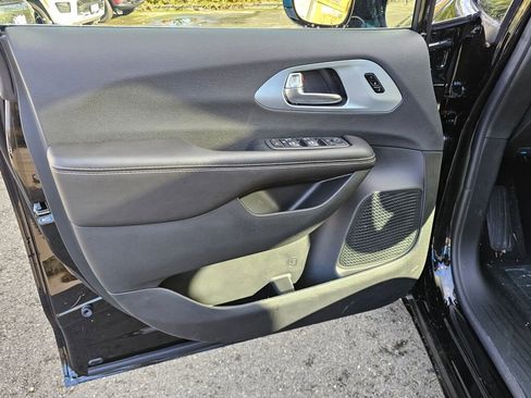 New 2026 Chrysler Pacifica Limited image 18