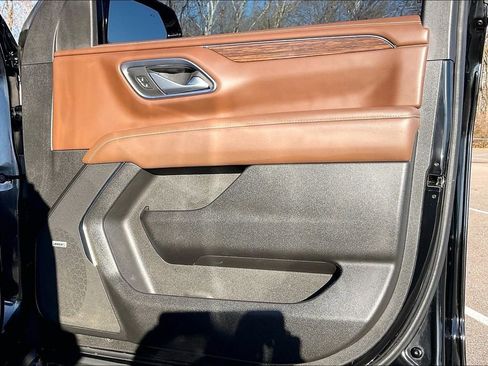 Used 2023 Chevrolet Suburban High Country image 23