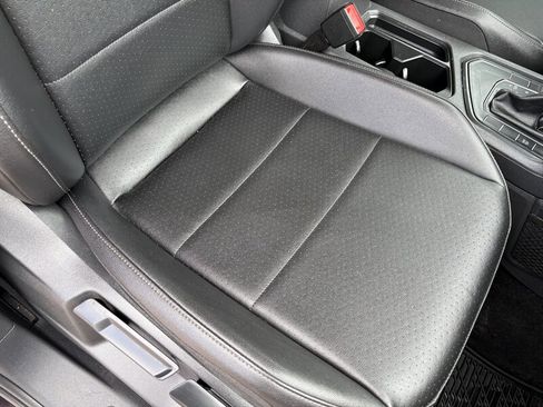 Used 2020 Volkswagen Tiguan SE image 32