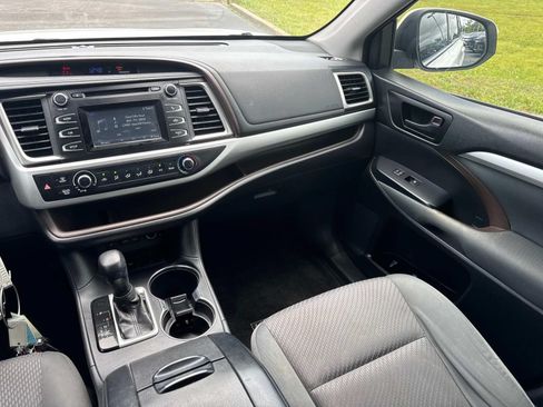 Used 2018 Toyota Highlander LE FWD image 22