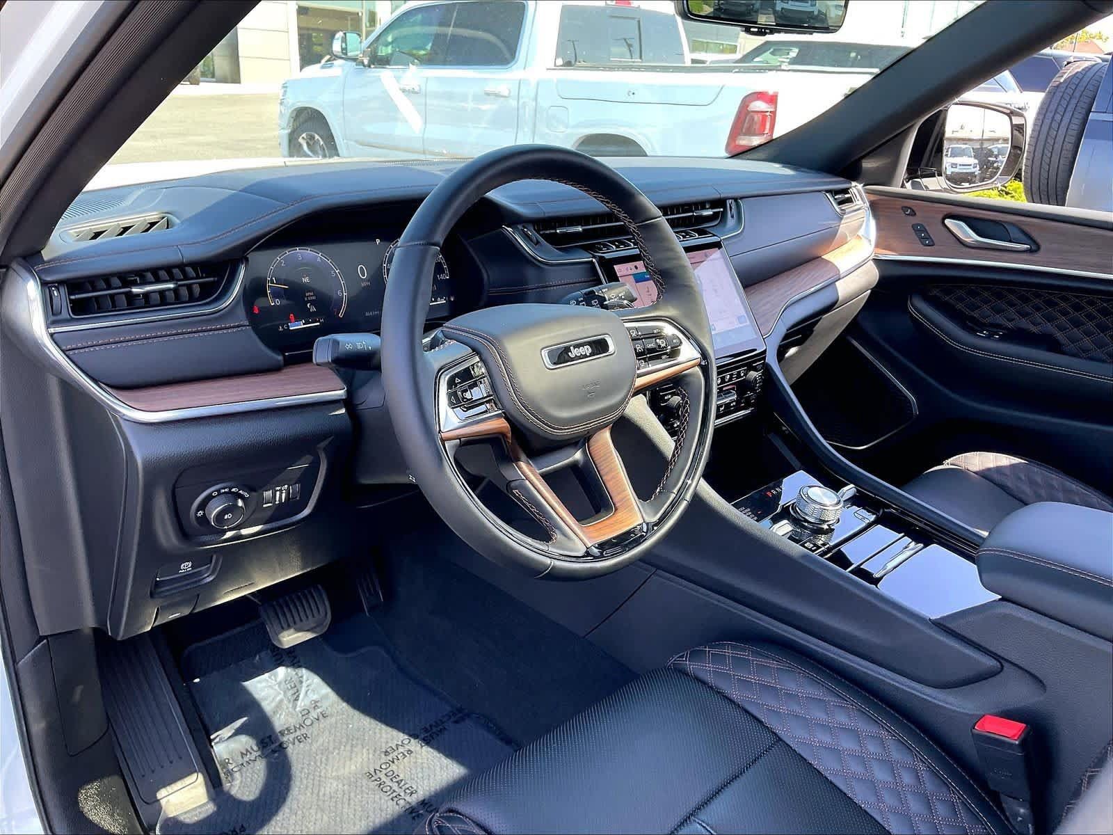 Used 2025 Jeep Grand Cherokee Summit w/ Adv Protech Group IV AWD/4WD image 17