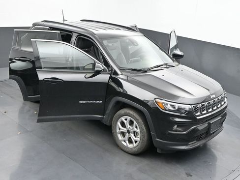 Used 2025 Jeep Compass Latitude image 42