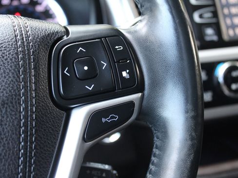 Used 2016 Toyota Highlander Limited Platinum image 32