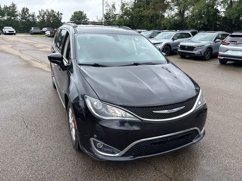 Used 2017 Chrysler Pacifica Touring-L FWD image 18