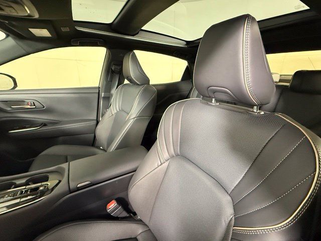 Used 2026 Toyota Crown Platinum AWD/4WD image 16