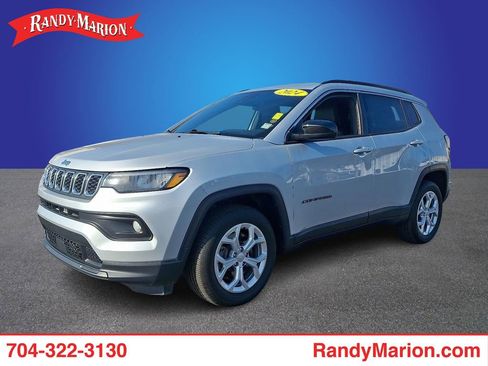 Used 2024 Jeep Compass Latitude image 1