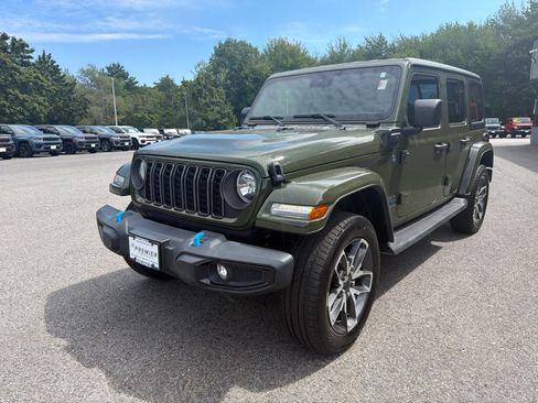 Used 2024 Jeep Wrangler Unlimited w/ Convenience Group AWD/4WD image 18