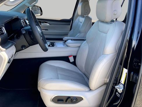 Used 2024 Jeep Wagoneer Series II w/ Flexible Seating Group RWD image 8