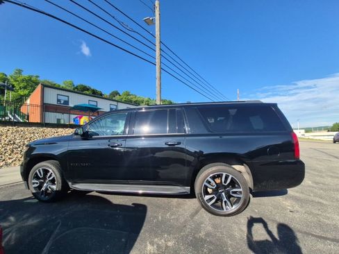 Used 2019 Chevrolet Suburban LT AWD/4WD image 4