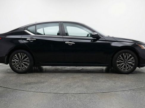 Used 2025 Nissan Altima 2.5 SV FWD image 11
