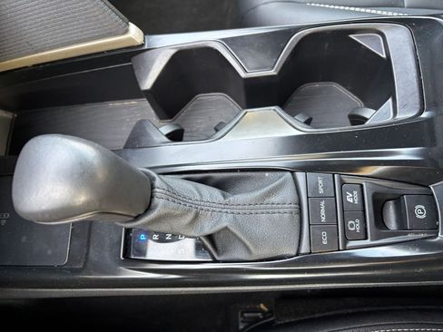 Used 2025 Toyota Camry SE image 39