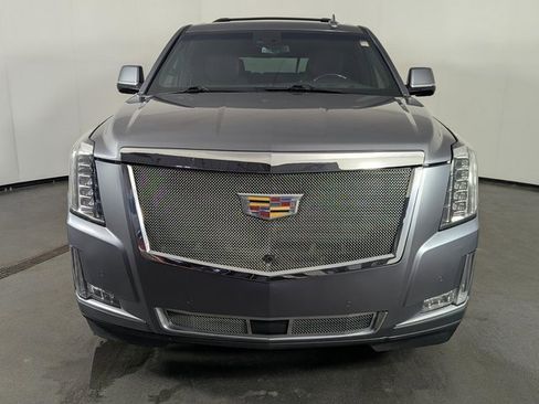 Used 2018 Cadillac Escalade Platinum image 3