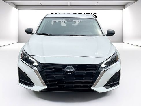 Used 2025 Nissan Altima 2.5 SV FWD image 2