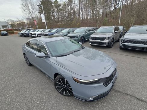 Used 2025 Honda Accord Touring image 1