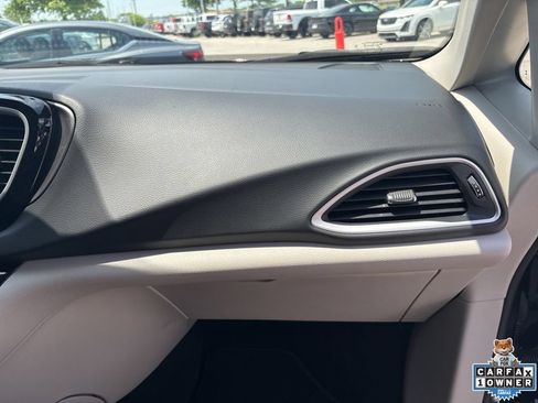 Used 2024 Chrysler Pacifica Touring-L FWD image 43