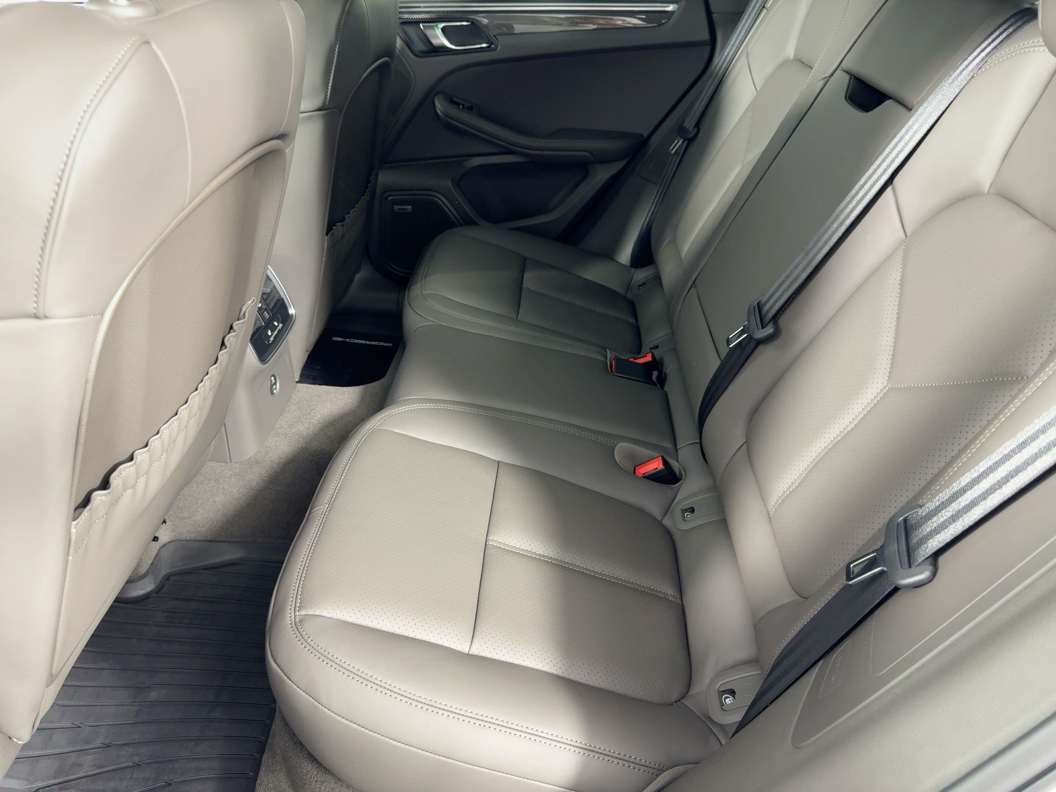 Certified 2026 Porsche Macan AWD/4WD image 15
