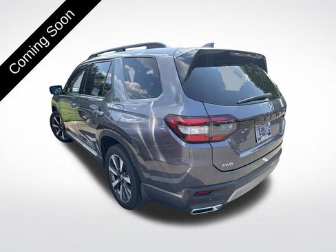 Used 2025 Honda Pilot Touring image 6