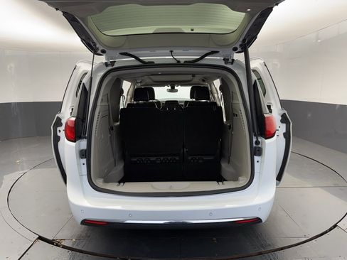 Used 2020 Chrysler Pacifica Limited w/ 8-pass Seating Package image 6