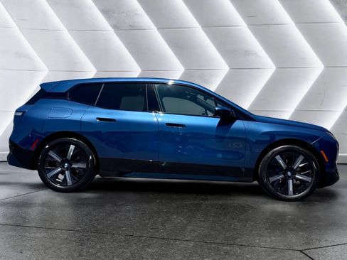 Used 2022 BMW iX xDrive50 w/ Sport Package AWD/4WD image 4